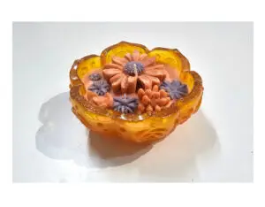 קערת פרחים עם נרות ריחניים